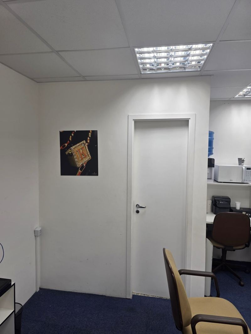Sales Gold, antes do projeto: parede da copa com porta comum e quadro solto
