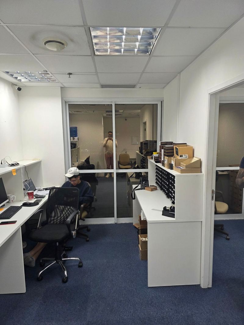 Sales Gold, antes do projeto: área da equipe com bancadas soltas e caixas à vista