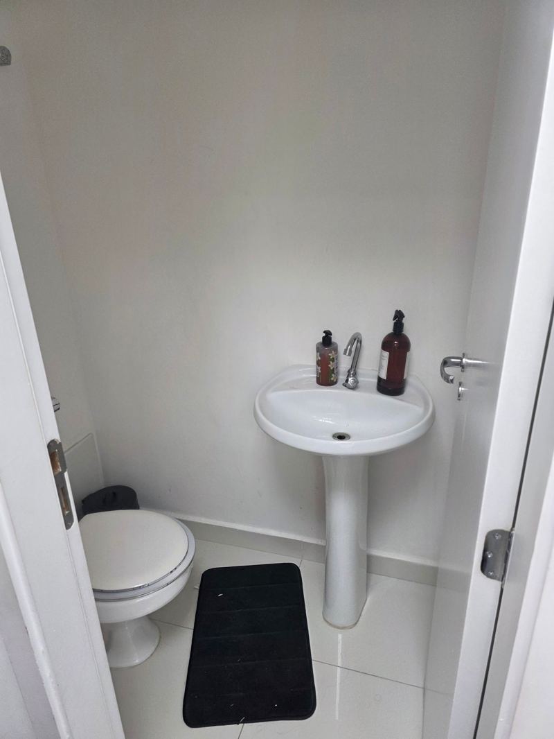 Sales Gold, antes do projeto: lavabo com louças padrão e paredes brancas