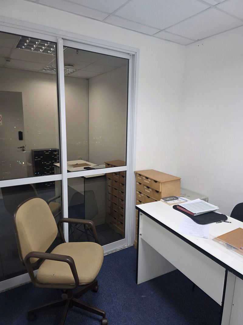 Sales Gold, antes do projeto: sala com divisória de vidro e mobiliário de escritório comum