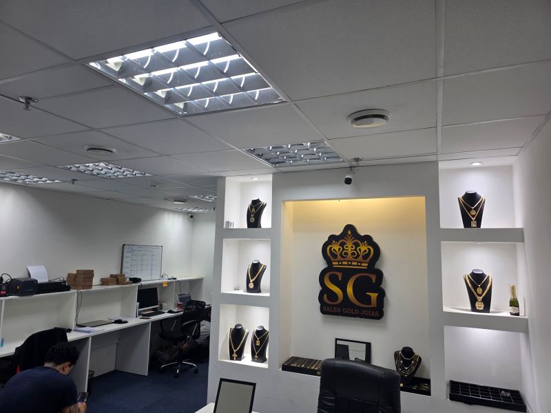 Sales Gold, antes do projeto: nichos expositores em gesso com luz fria de escritório