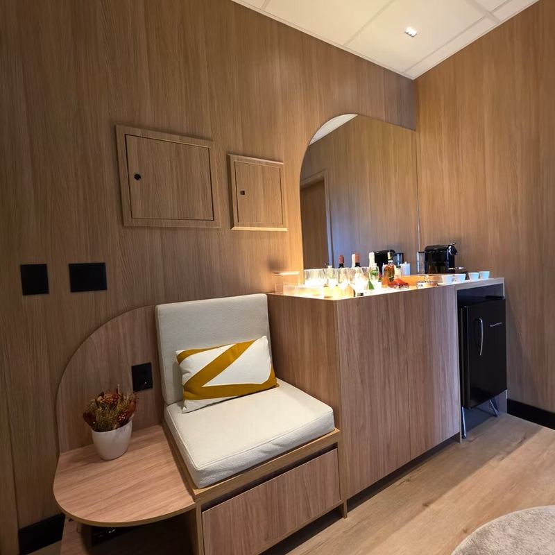 Sales Gold: lounge de espera com bar em madeira
