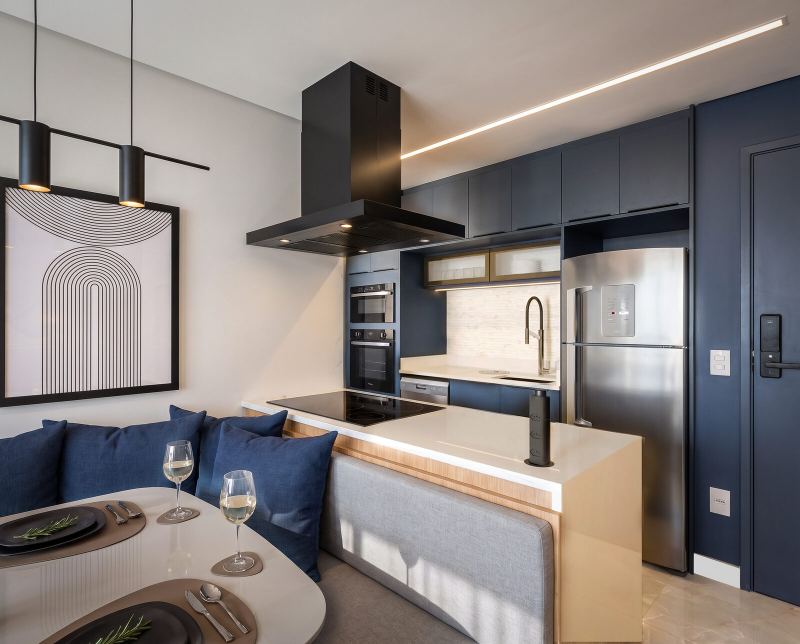 Motiró: cozinha com marcenaria azul e bancada multifuncional